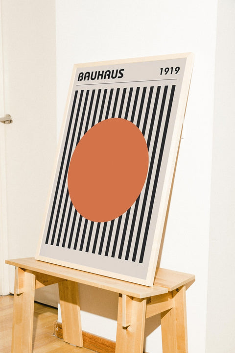 Bauhaus 1919 Orange poster på vägg med valmöjlighet till ram – FrenzyFrame