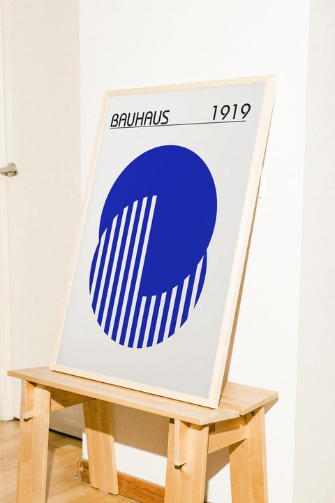 Bauhaus Coded in Blue poster visad med blå ram som tillval – FrenzyFrame