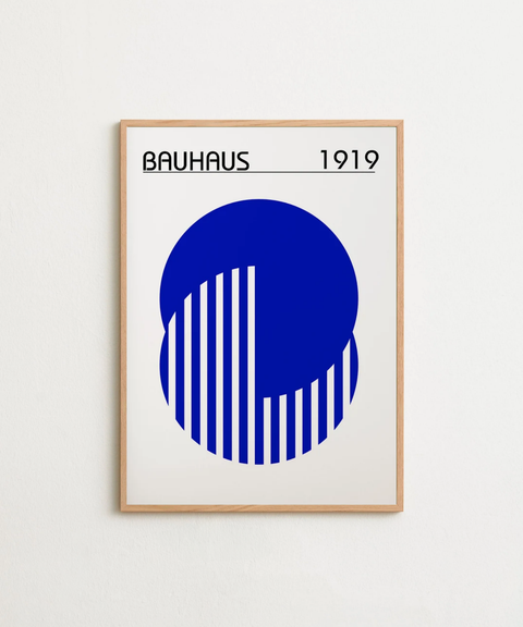 Bauhaus Coded in Blue poster i blå toner visad med valfri ram – FrenzyFrame