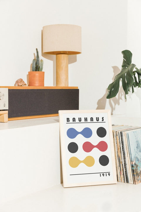 Bauhaus Play poster visad med ram som tillval i miljö – FrenzyFrame