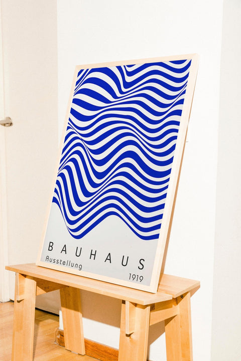 Bauhaus Waveform poster visad med ram som tillval i miljö – FrenzyFrame