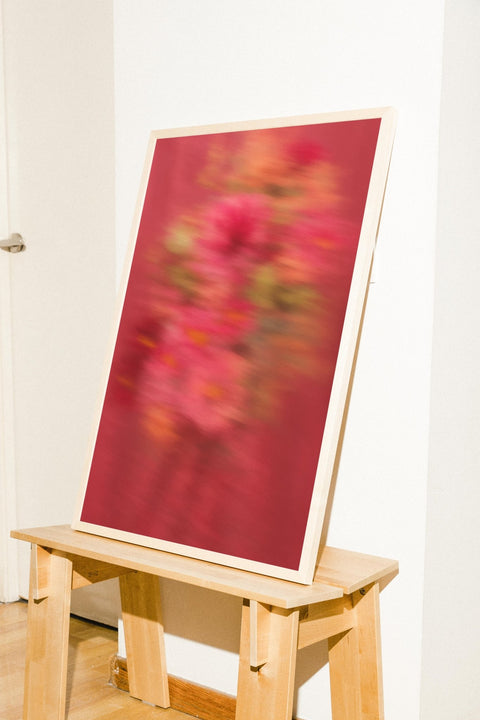 Bloom Blur poster visad med ram som tillval i miljö – FrenzyFrame