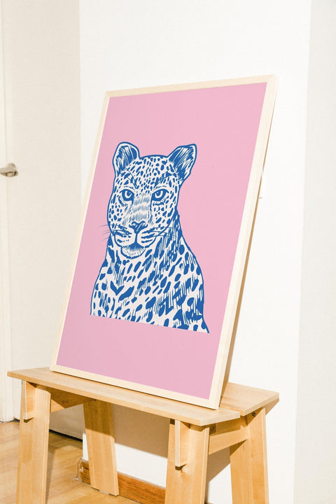 Blue Leopard poster visad med valfri ram – FrenzyFrame