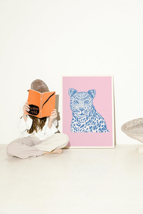 Blue Leopard poster visad med valfri ram – FrenzyFrame