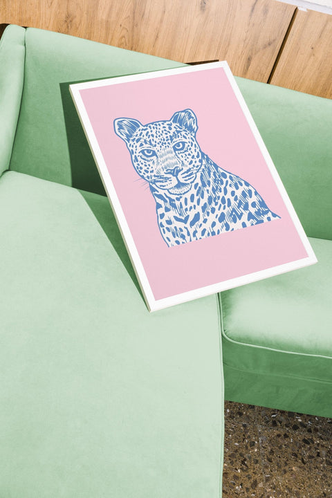 Blue Leopard poster med blå leopard – FrenzyFrame. Visad med ram som tillval.