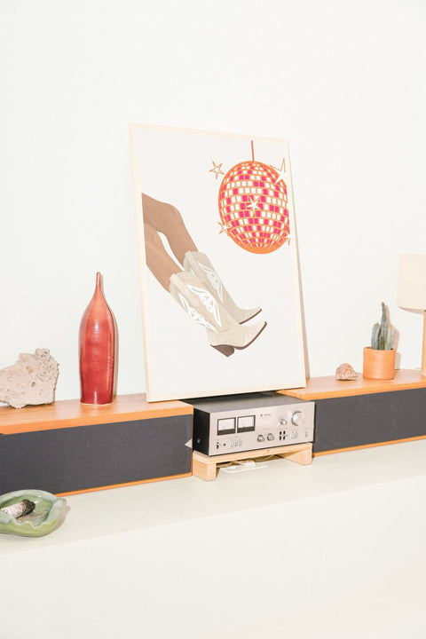 Boots & Boogie poster visad med ram som tillval i miljö – FrenzyFrame
