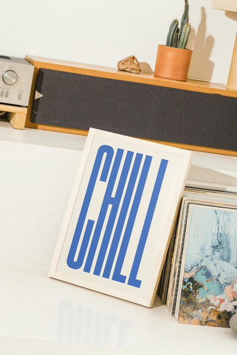 CHILL No.1 poster visad med ram som tillval i miljöbild – FrenzyFrame