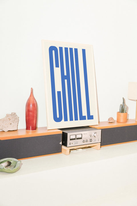 CHILL No.1 poster med ram som tillval i heminteriör – FrenzyFrame