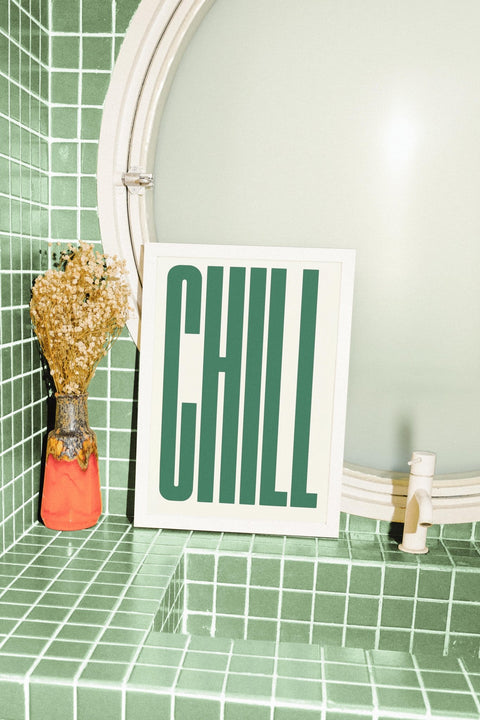 CHILL No.3 poster visad med valfri ram i inredning – FrenzyFrame