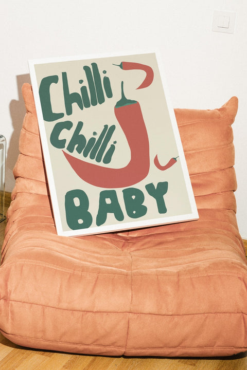 Chilli Chilli Baby poster visad med valfri ram – FrenzyFrame kökstavla