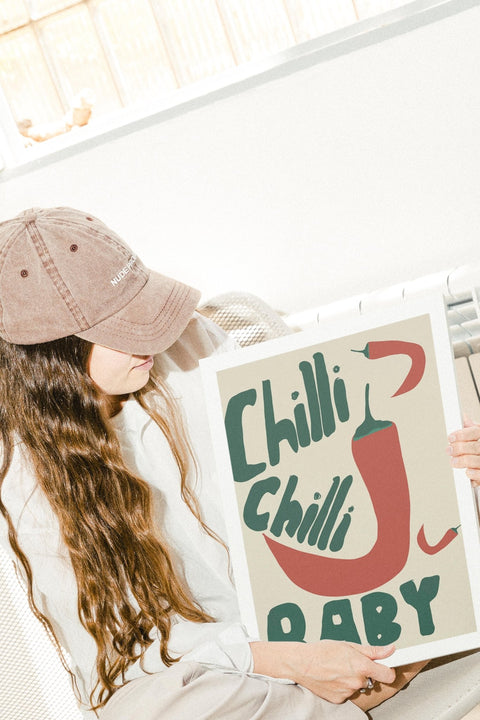 Chilli Chilli Baby poster visad med ram som tillval i miljö – FrenzyFrame