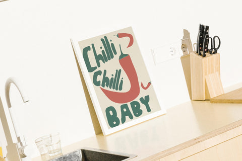 Chilli Chilli Baby poster visad med valfri ram – FrenzyFrame