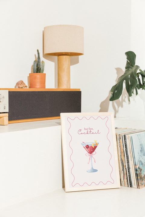 Cocktail Crush poster visad med ram som tillval i miljö – FrenzyFrame