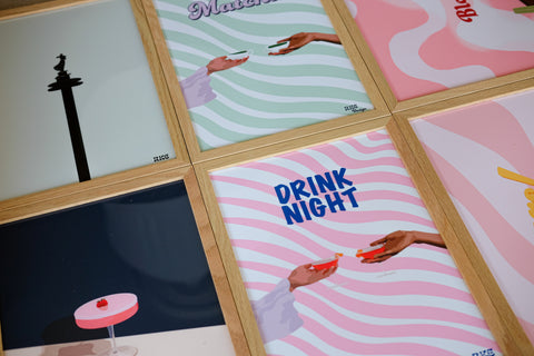 Drink Night poster visad med ram som tillval – FrenzyFrame
