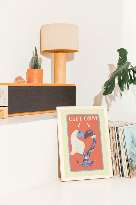 Gift orm poster visad med ram som tillval i miljö – FrenzyFrame