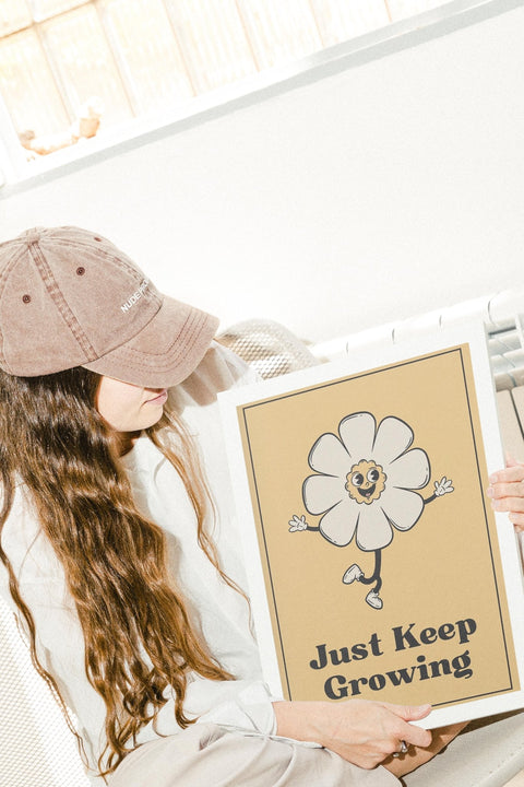 Keep Growing poster visad med ram som tillval i tänkt miljö – FrenzyFrame