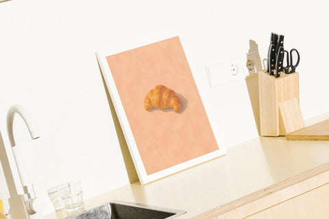 Le Croissant poster i miljö med valfri ram – FrenzyFrame