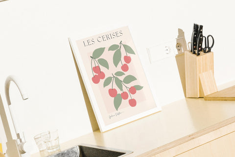 Les Cerises poster visad med ram som tillval i miljö – FrenzyFrame
