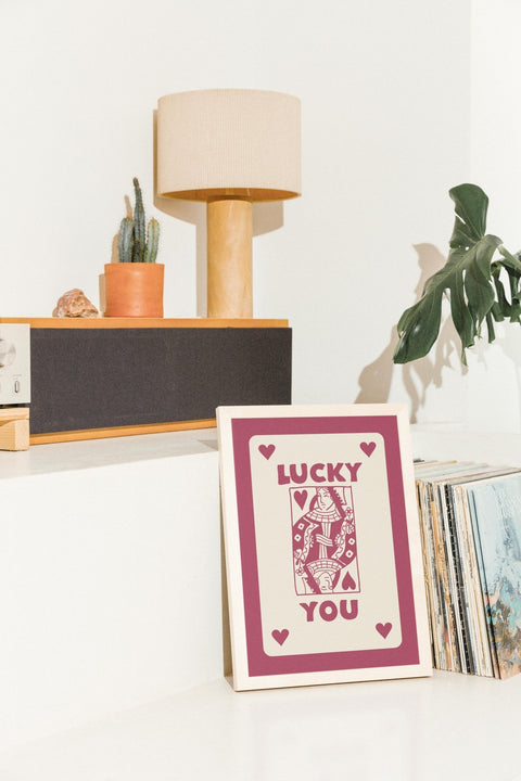 Lucky You poster visad med valmöjlig ram på vägg – FrenzyFrame