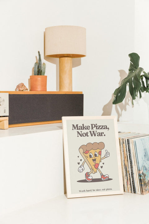Make Pizza Not War poster visad med valfri ram – FrenzyFrame