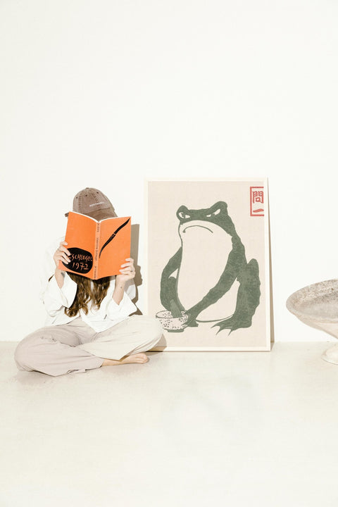 Matsumoto Hoji Hungry Frog poster visad med ram som tillval – FrenzyFrame