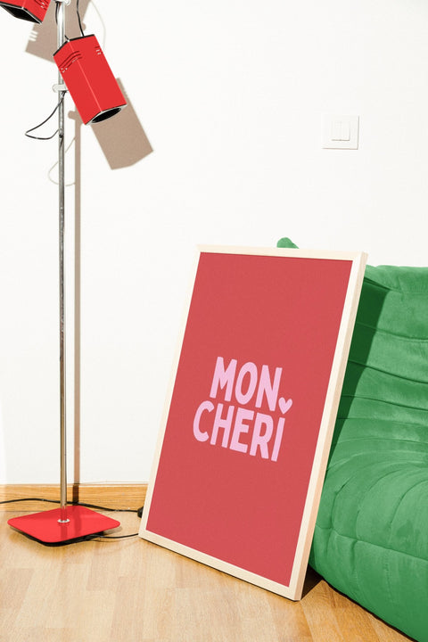 Mon Chéri poster visad med ram som tillval – FrenzyFrame