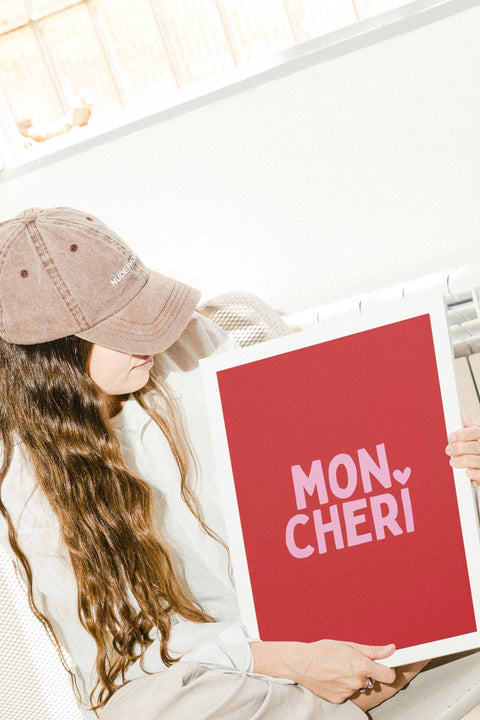 Mon Chéri poster visad i miljö med valfri ram – FrenzyFrame