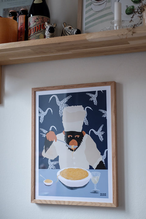 Monkey Eats Pasta poster visad med ram som tillval – FrenzyFrame