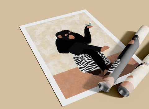 Monkey and Butterfly poster visad med ram som tillval – FrenzyFrame