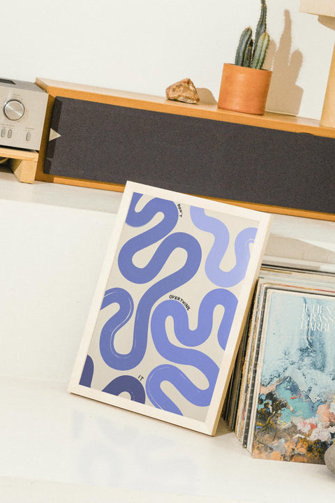 Overthinkin' in Blue poster visad med ram som tillval – FrenzyFrame