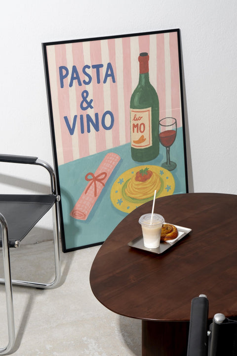 Pasta & Vino poster visad med ram som tillval i miljö – FrenzyFrame