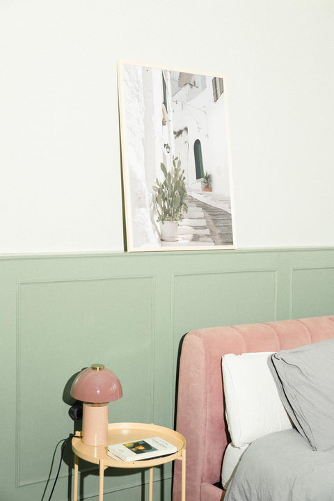 Quiet Steps poster visad med ram som tillval i inredning – FrenzyFrame