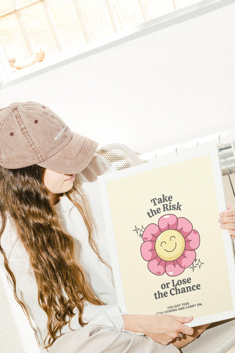 Risk & Bloom poster visad på vägg med valfri ram – FrenzyFrame