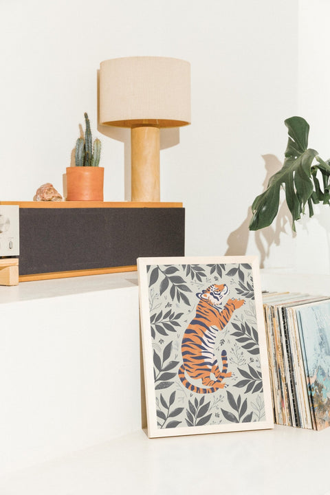 Sleepy Tiger poster visad med valfri ram i miljö – FrenzyFrame