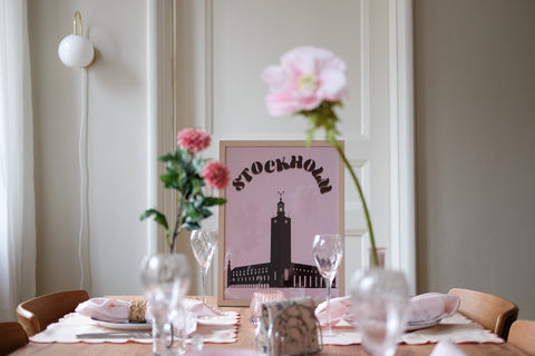 Stockholm Rosa poster visad med ram som tillval i hemsmyckning – FrenzyFrame
