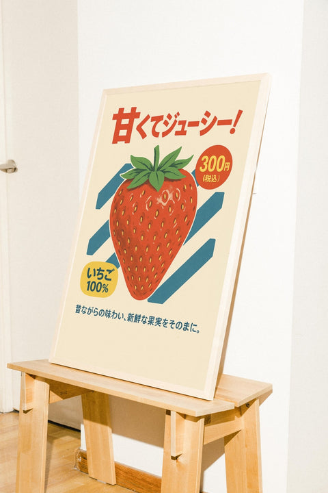 Strawberry Pop poster visad med ram som tillval i miljöbild – FrenzyFrame