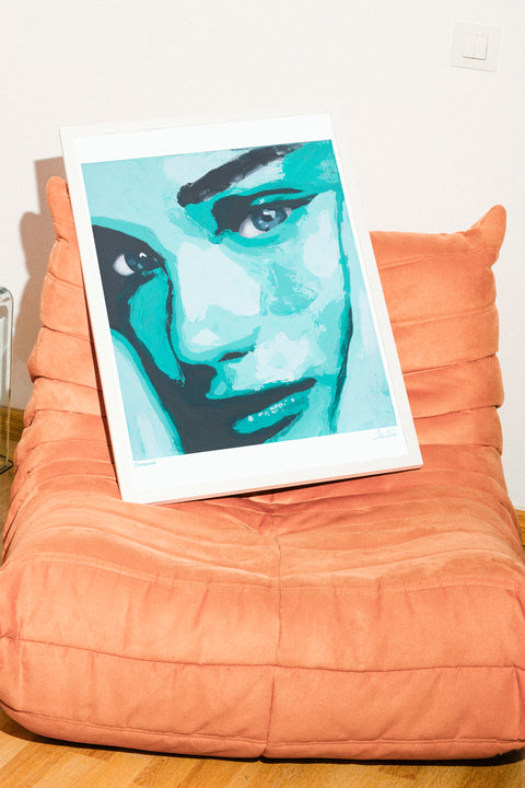 Turquoise poster från FrenzyFrame visad med ram som tillval i möblerad miljö