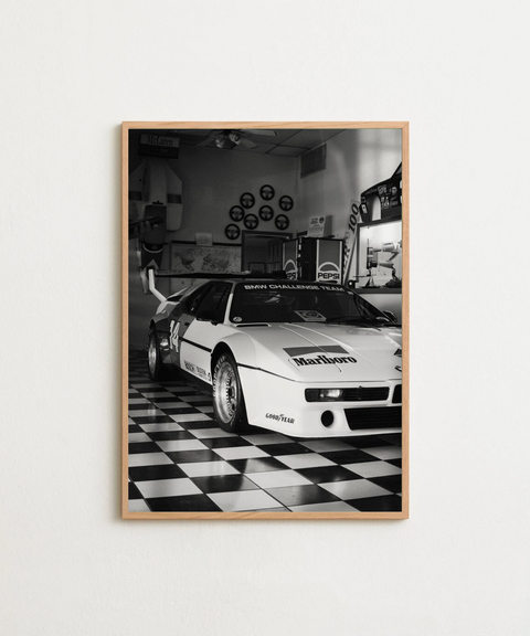 Vintage BMW M1 poster visad med valfri ram – FrenzyFrame