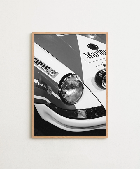 Vintage Porsche poster från FrenzyFrame visad i miljö med ram som tillval