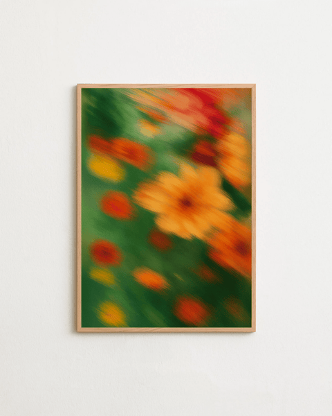 Wild Bloom Blur poster visad med ram som tillval – FrenzyFrame