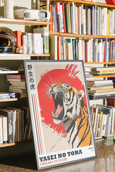 Yasei No Tora poster visad med valfri ram i interiör – FrenzyFrame